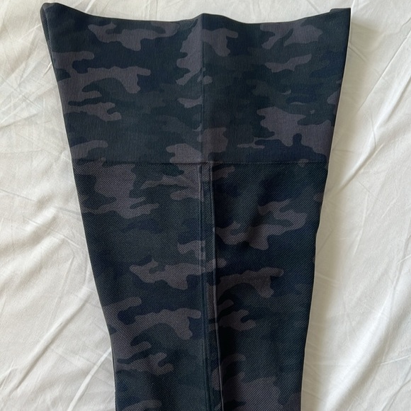 SPANX LOOK AT ME NOW BLACK CAMO LEGGING Size M - Picture 12 of 14